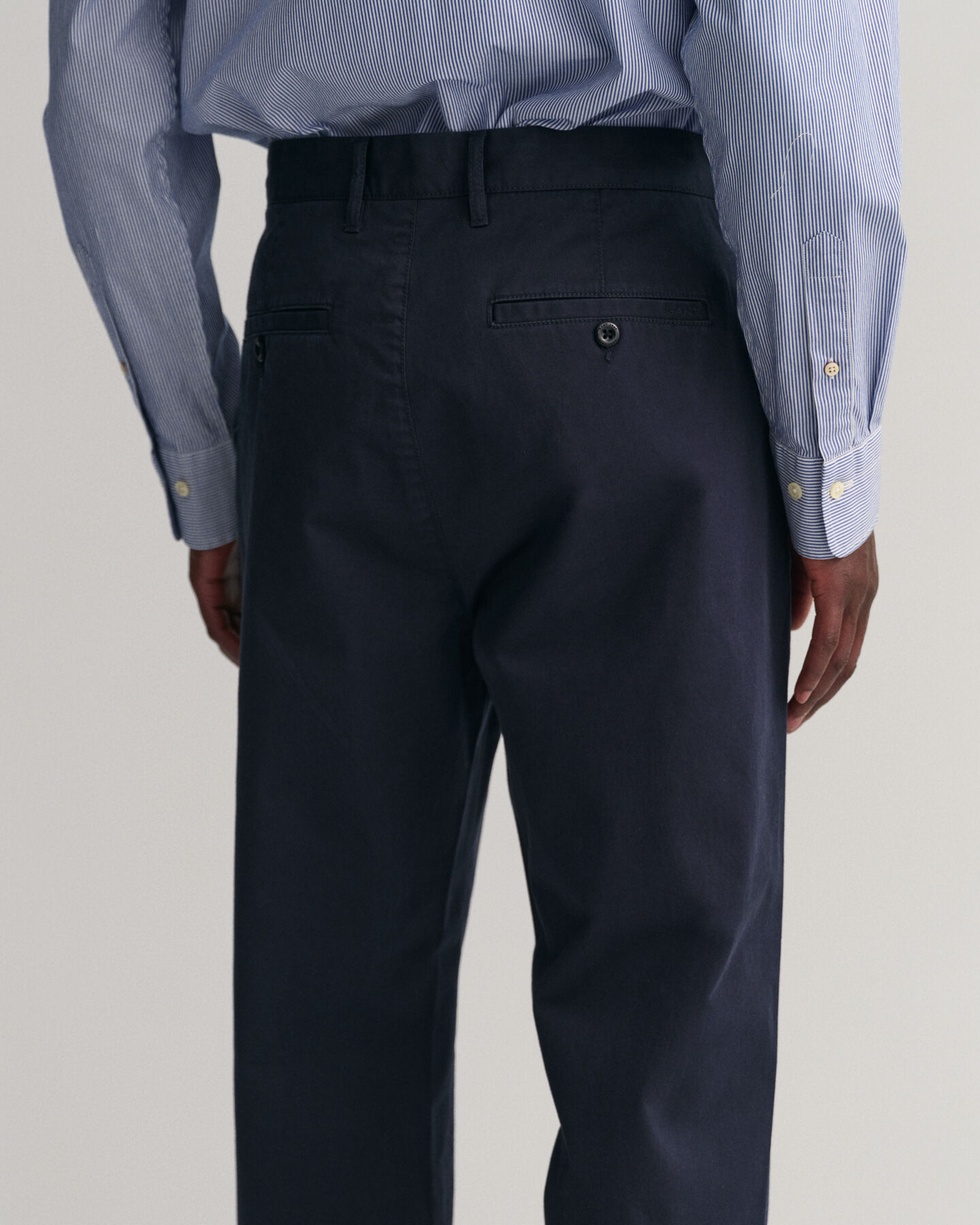 Slim fit ‑mitoitetut, laskokselliset tvillichinot