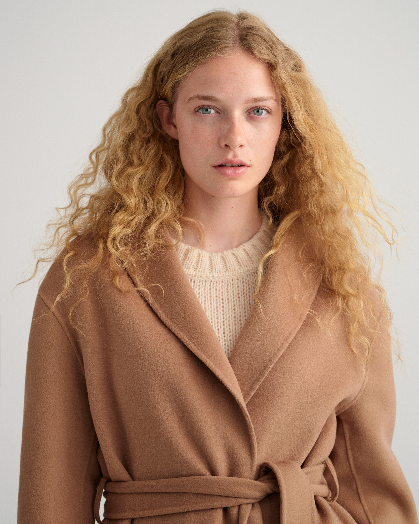 Käsin tikattu bleiseri vyöllä