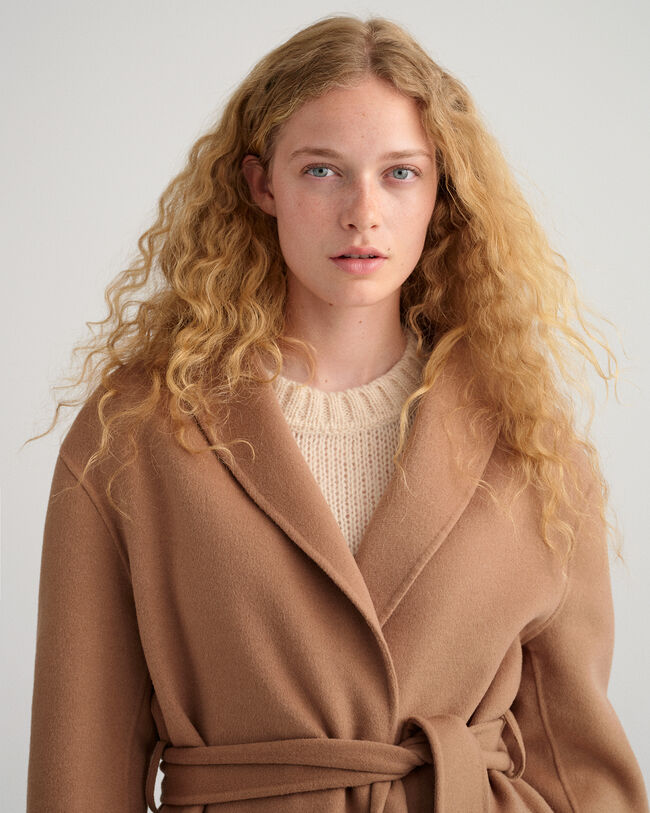 Käsin tikattu bleiseri vyöllä