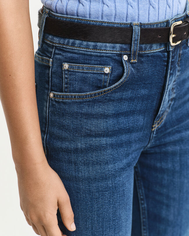 Slim fit ‑mitoitetut alaspäin levenevät farkut