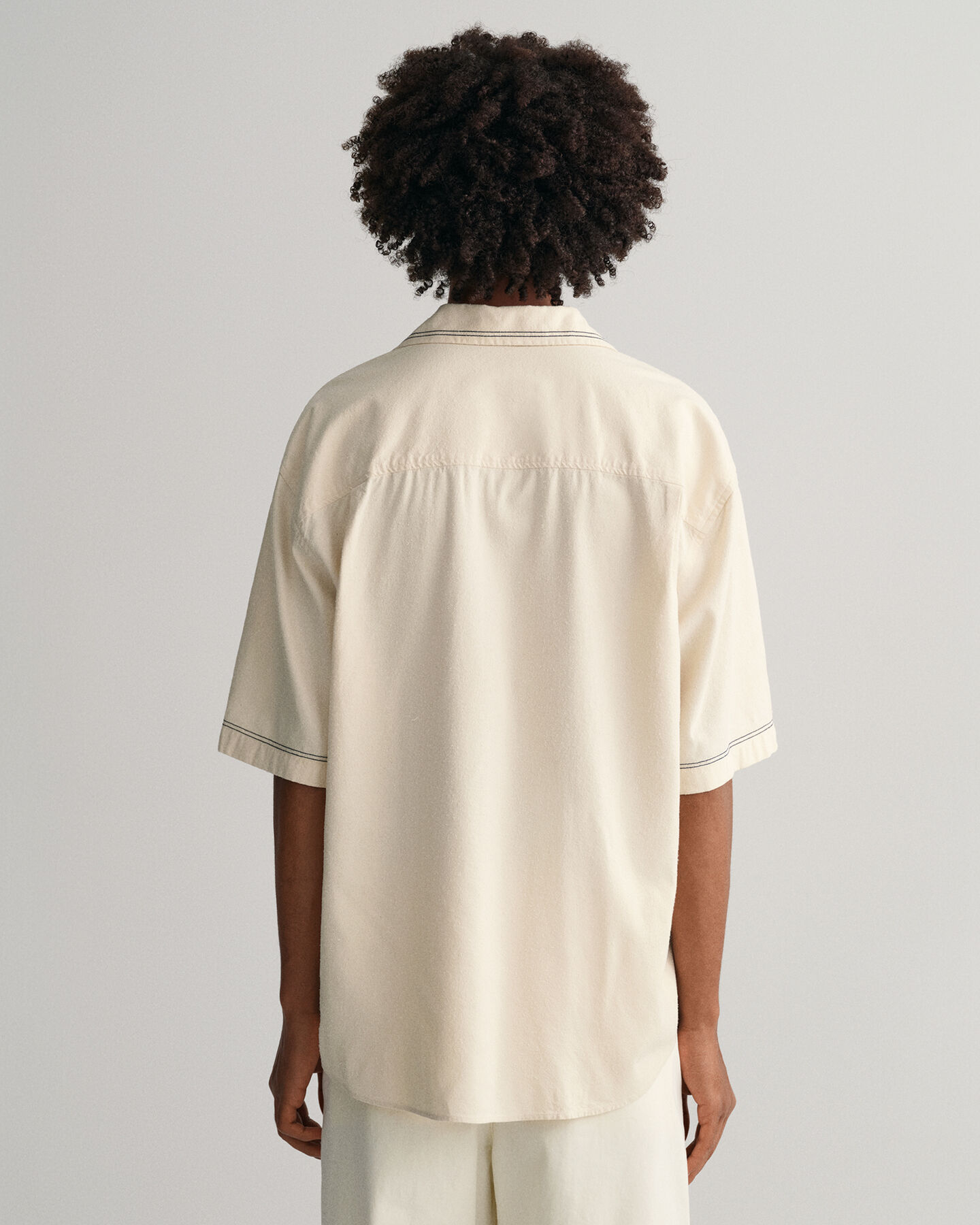 Oversized fit -mitoitettu kirjailtu lyhythihainen paita