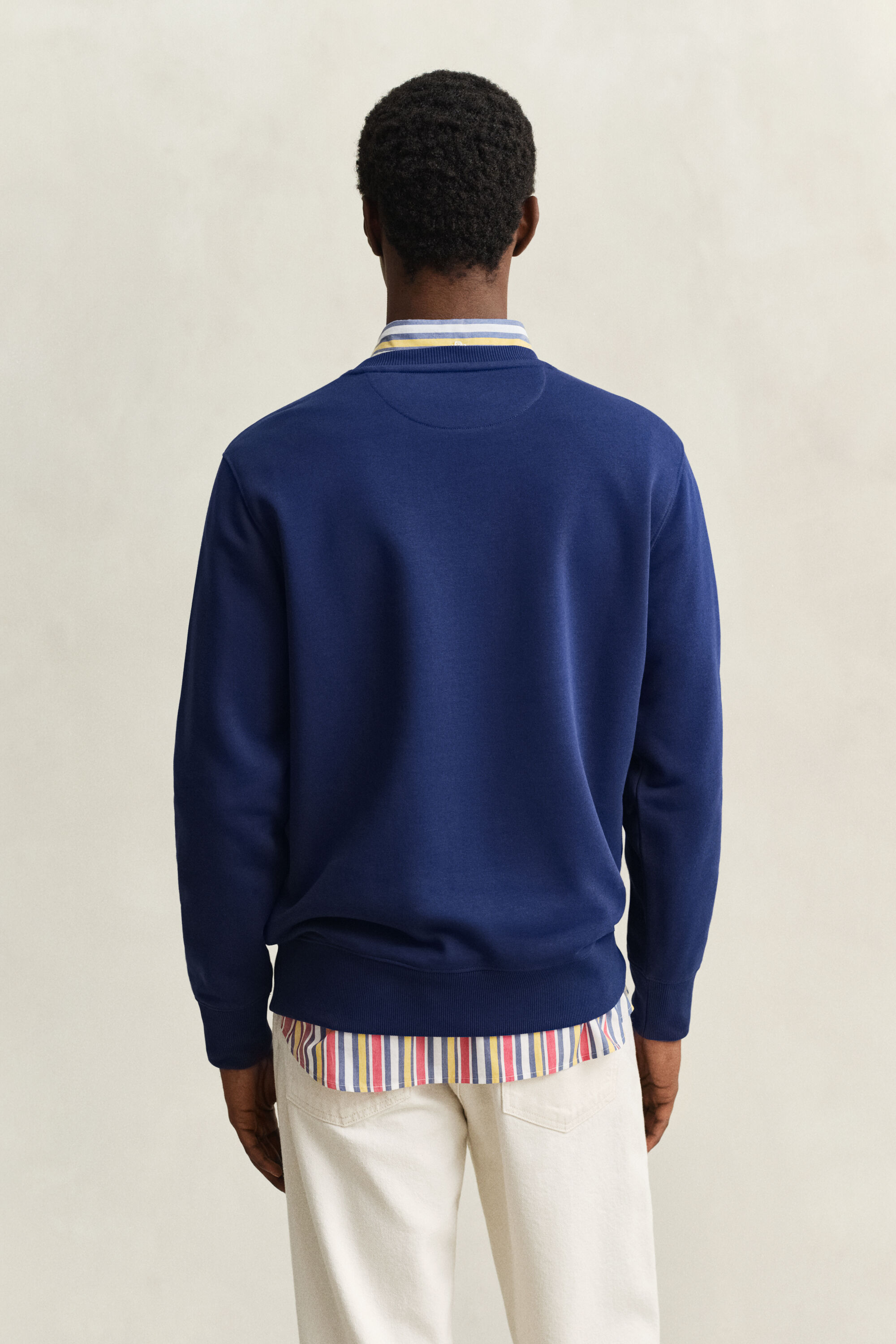 Shield-collegepaita, jossa pyöreä pääntie