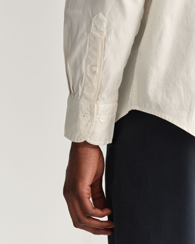 Relaxed fit ‑mitoitettu, valmiina v&auml;rj&auml;tty oxford-paita