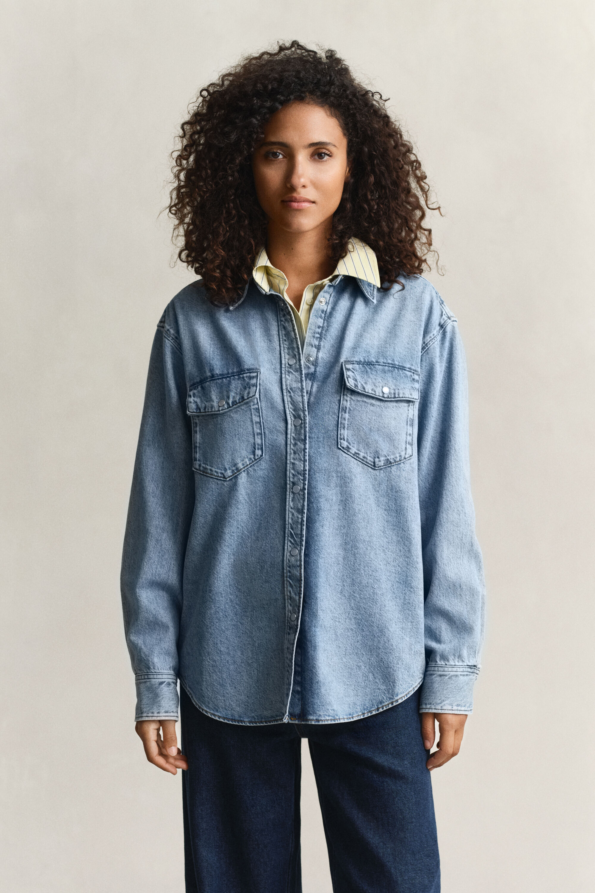 Relaxed fit ‑mitoitettu farkkupaita
