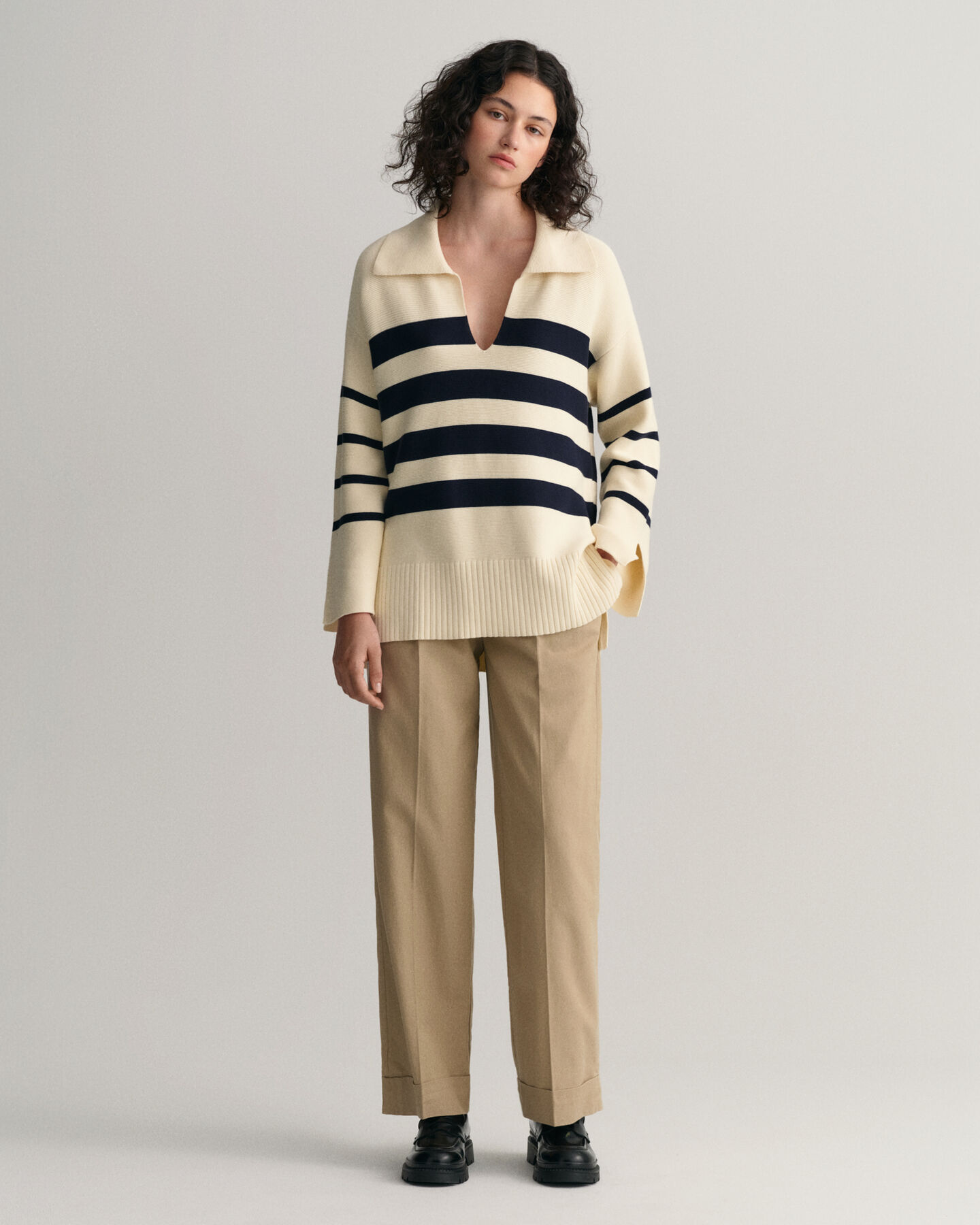 Avokauluksinen, breton-raitainen neulepusero