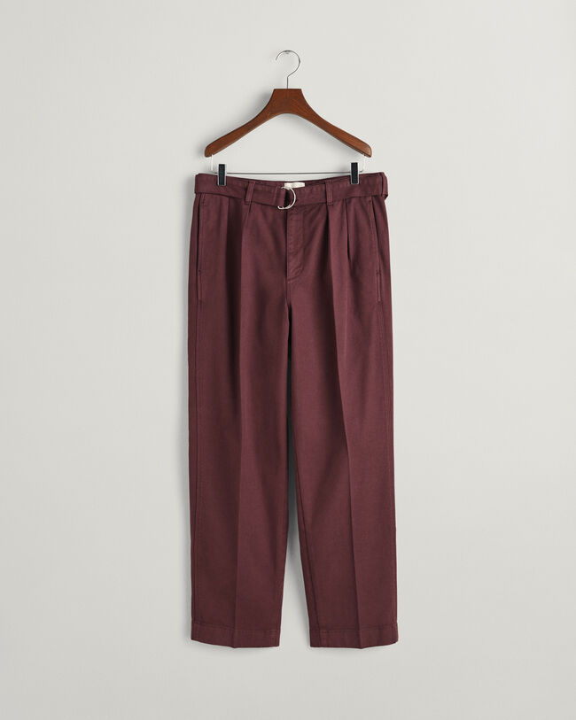 Laskostetut chinot ja vyö