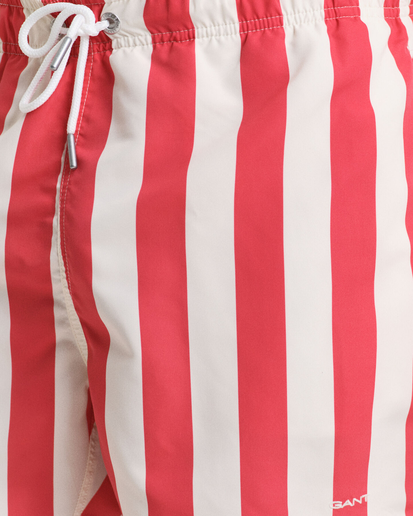 Leve&auml;raitaiset uimashortsit