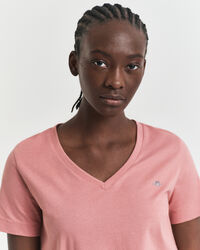 Shield-t‑paita, jossa v-pääntie