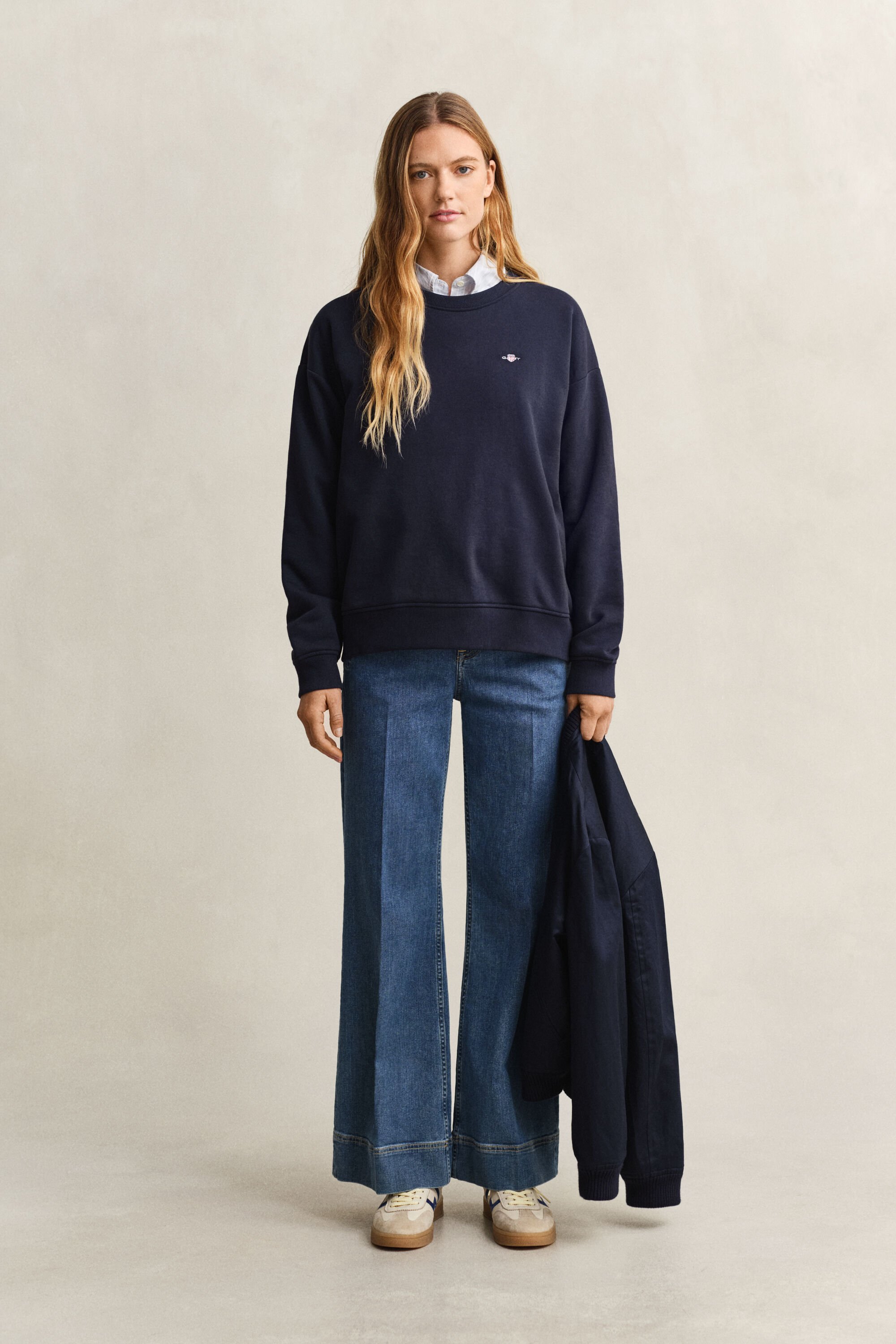 Shield-collegepaita, jossa pyöreä pääntie