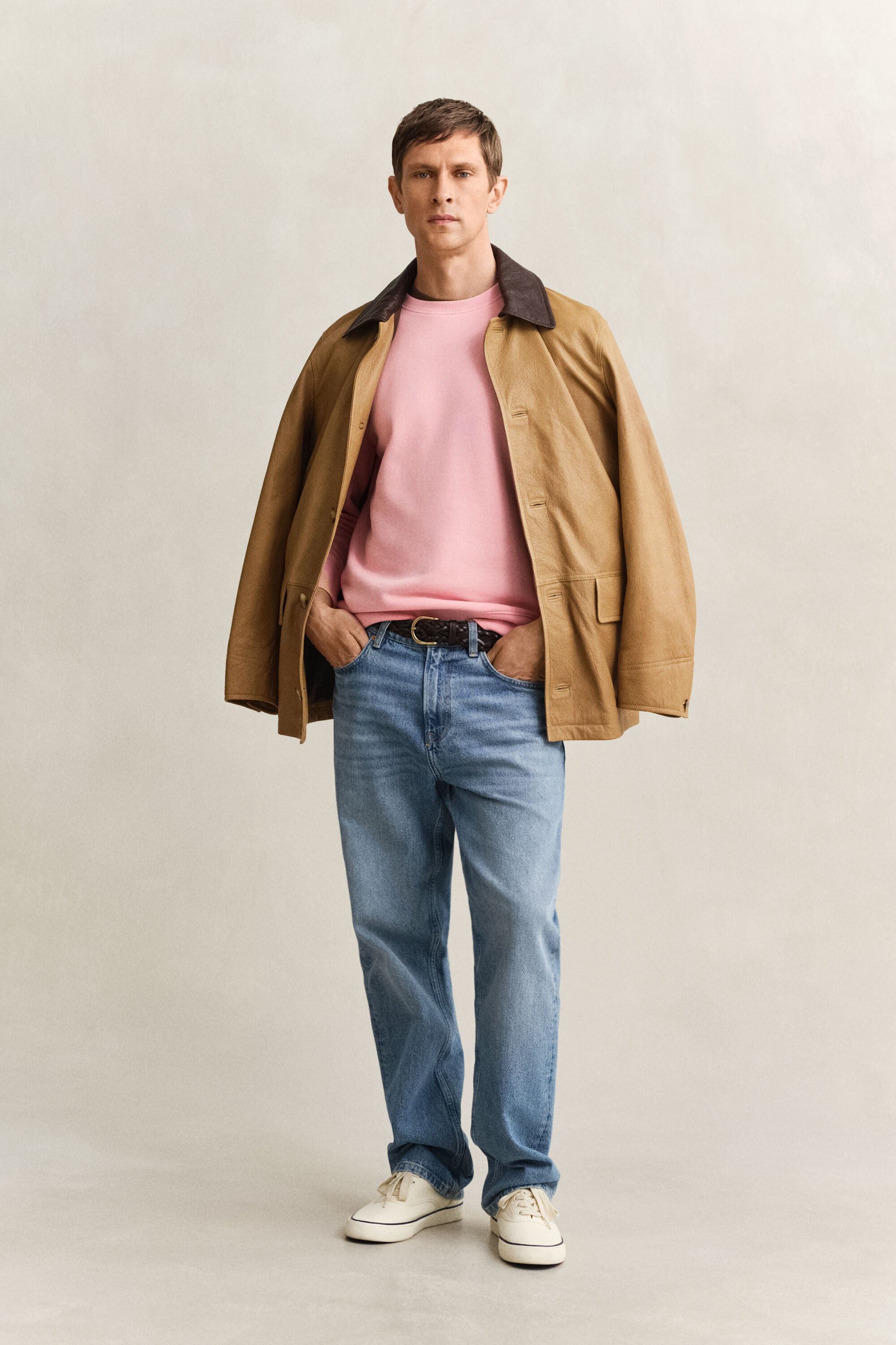 Shield-collegepaita, jossa pyöreä pääntie