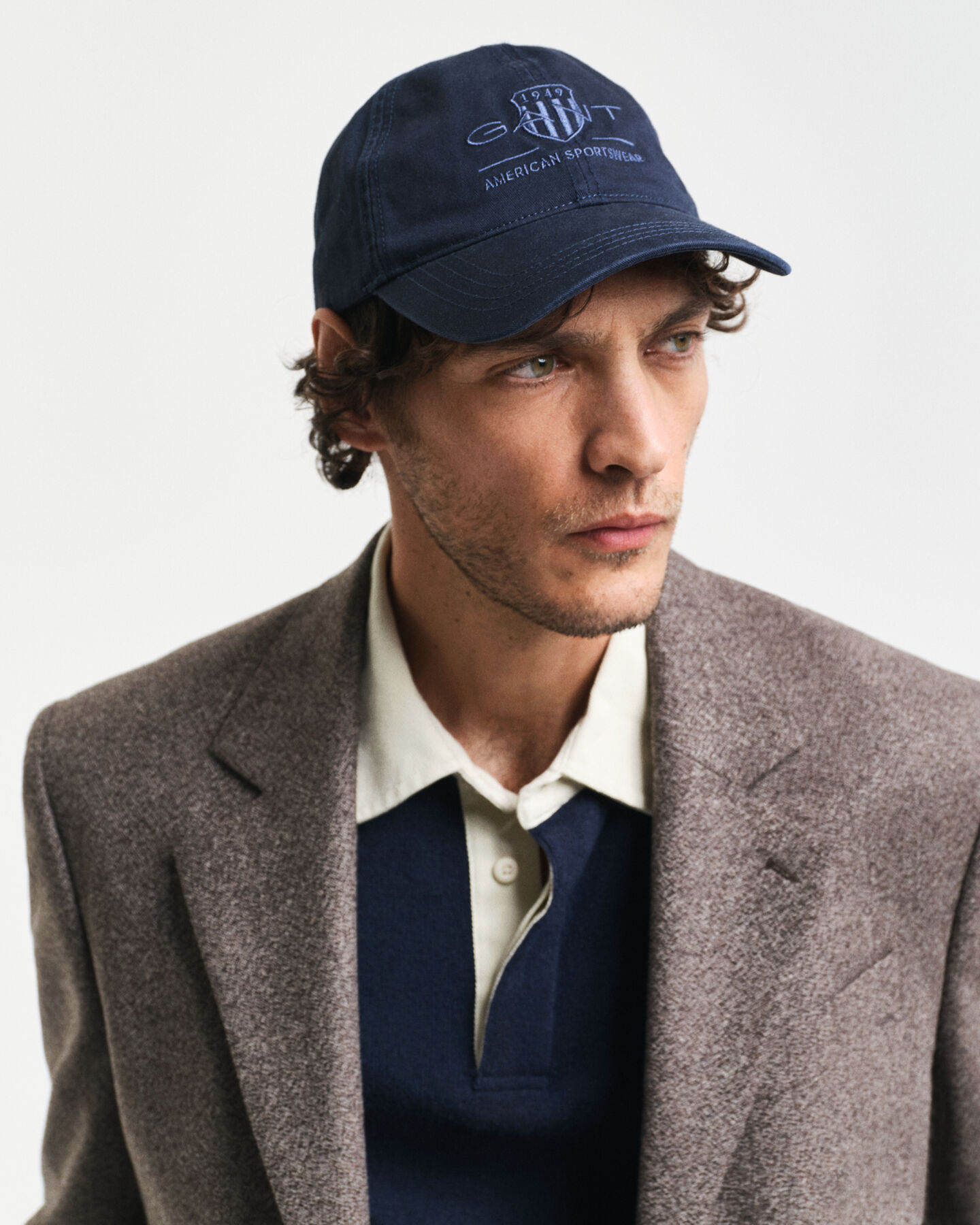 Yksisävyinen Archive Shield ‑lippalakki