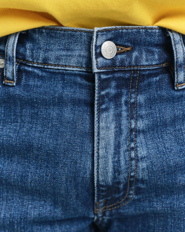 Slim fit ‑mitoitetut Clean Wash ‑farkut