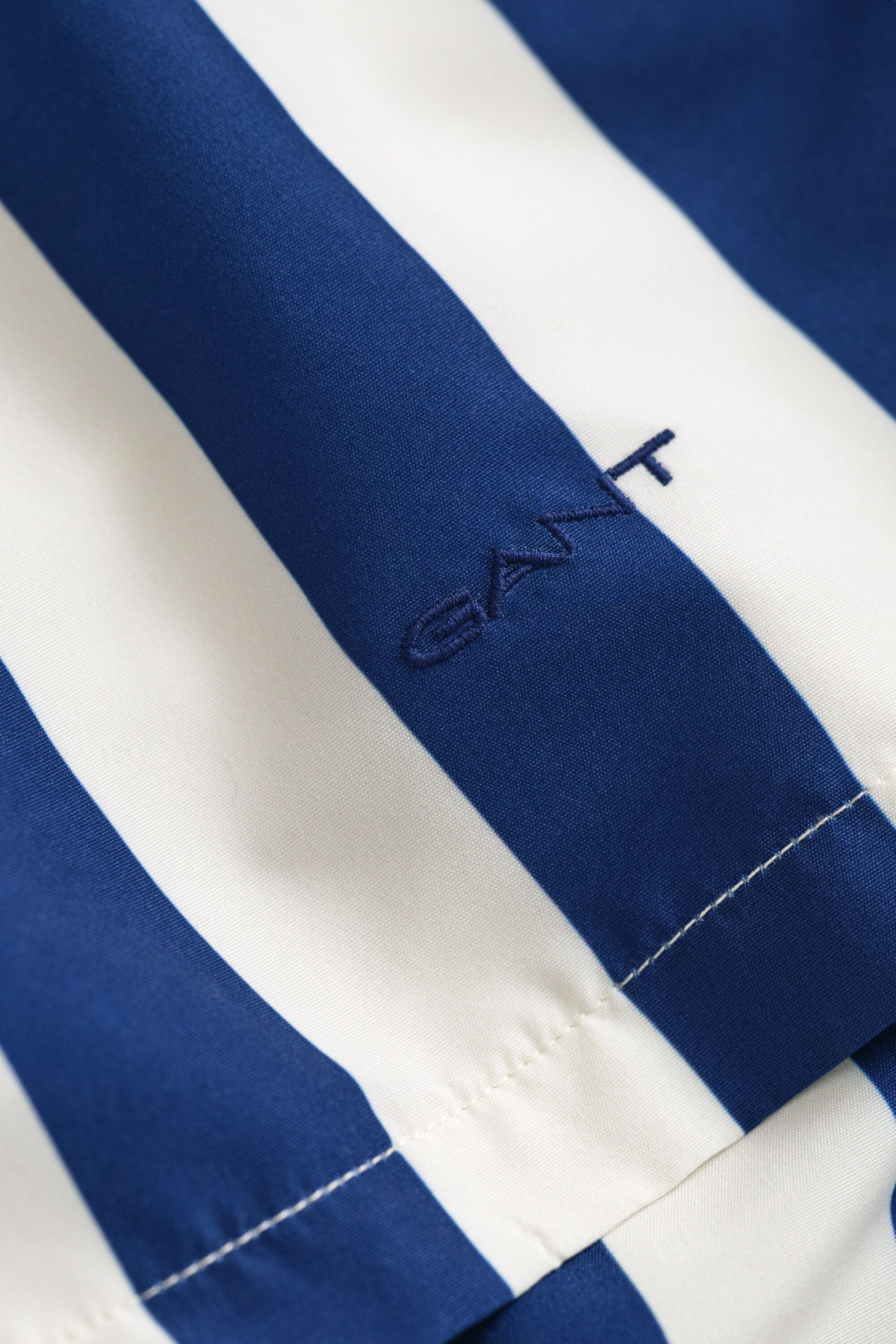 Leveäraidalliset uimashortsit