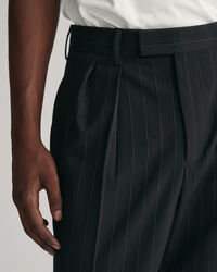 Laskostetut liituraidalliset puvunhousut