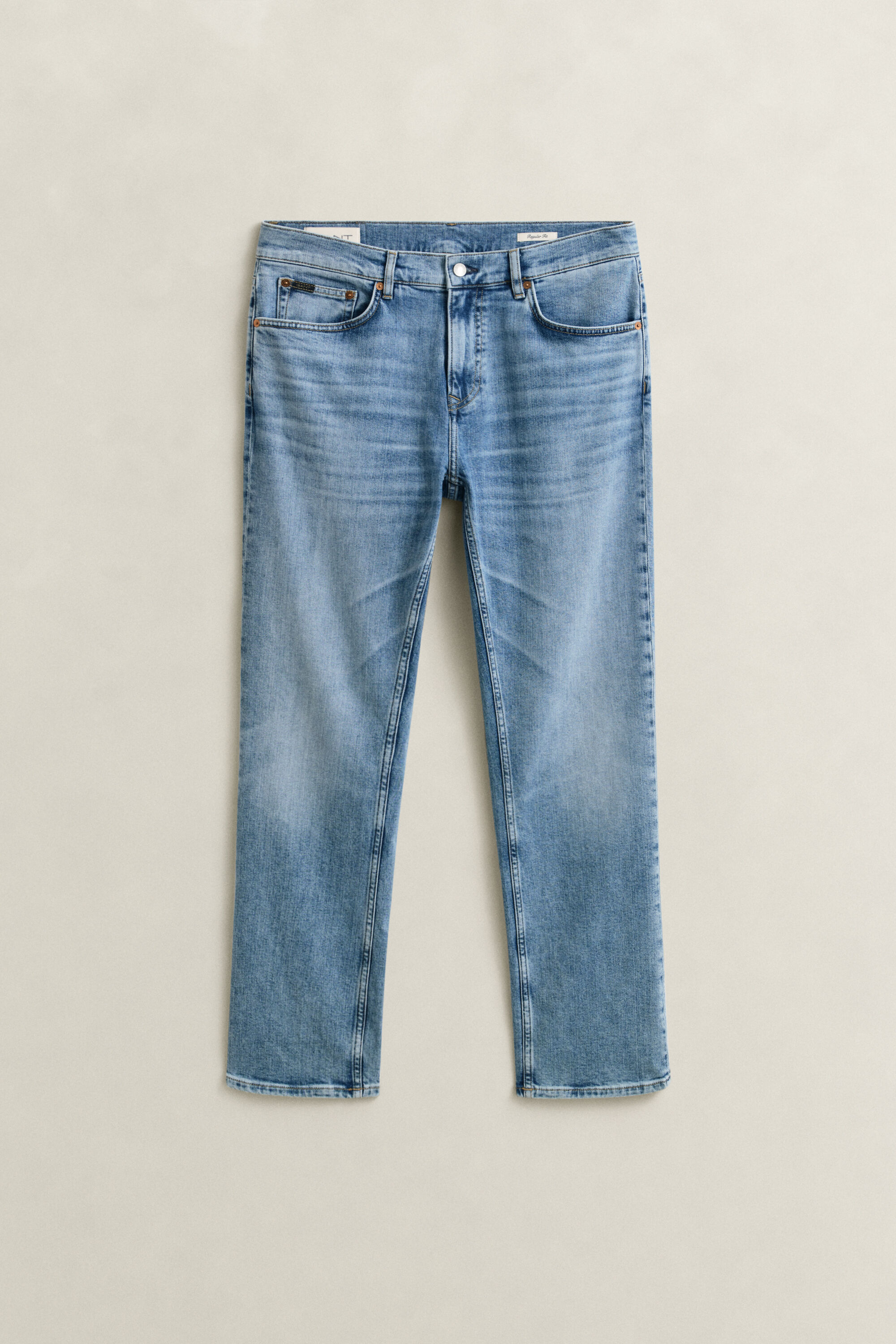 Regular fit ‑mitoitetut farkut