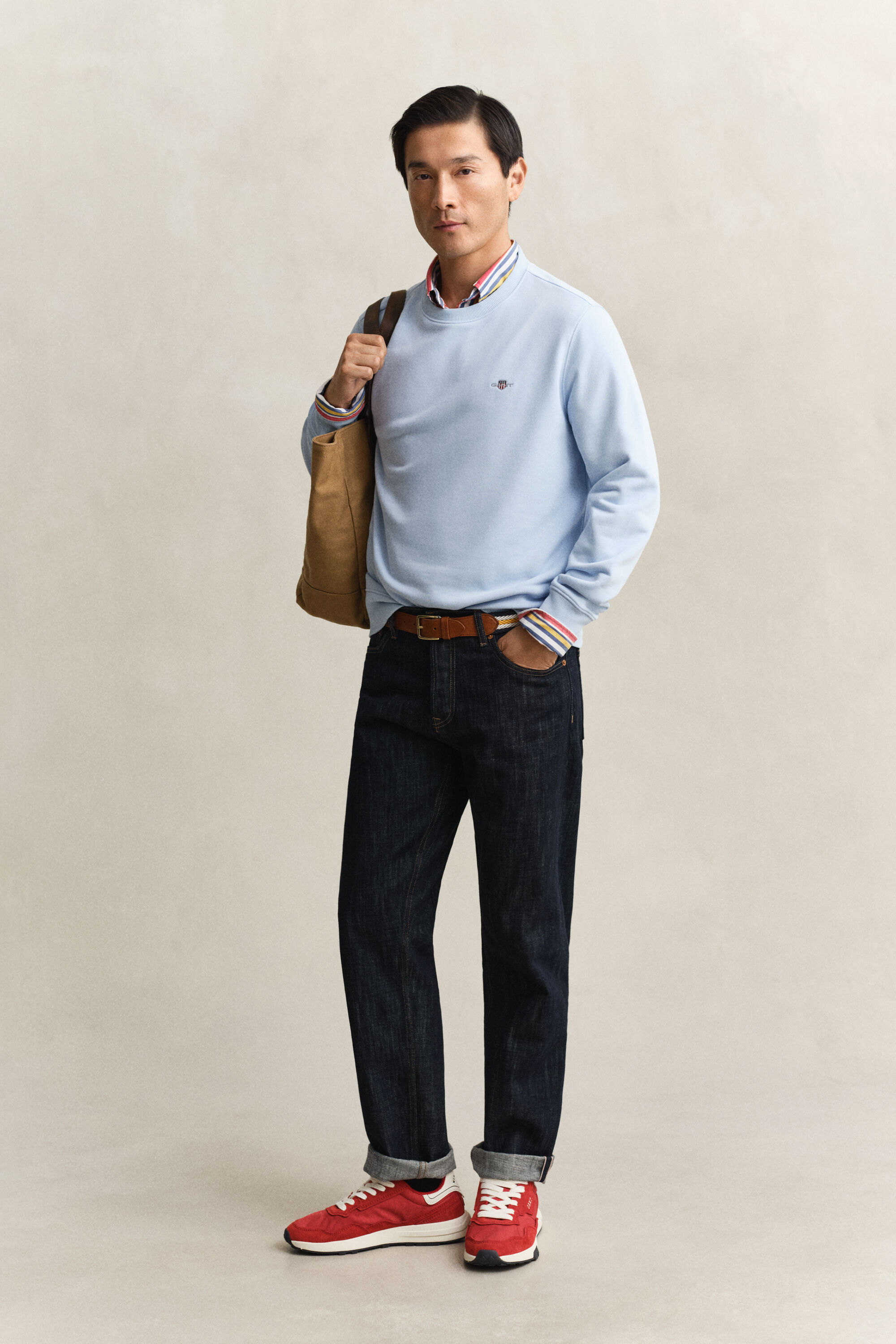 Shield-collegepaita, jossa pyöreä pääntie