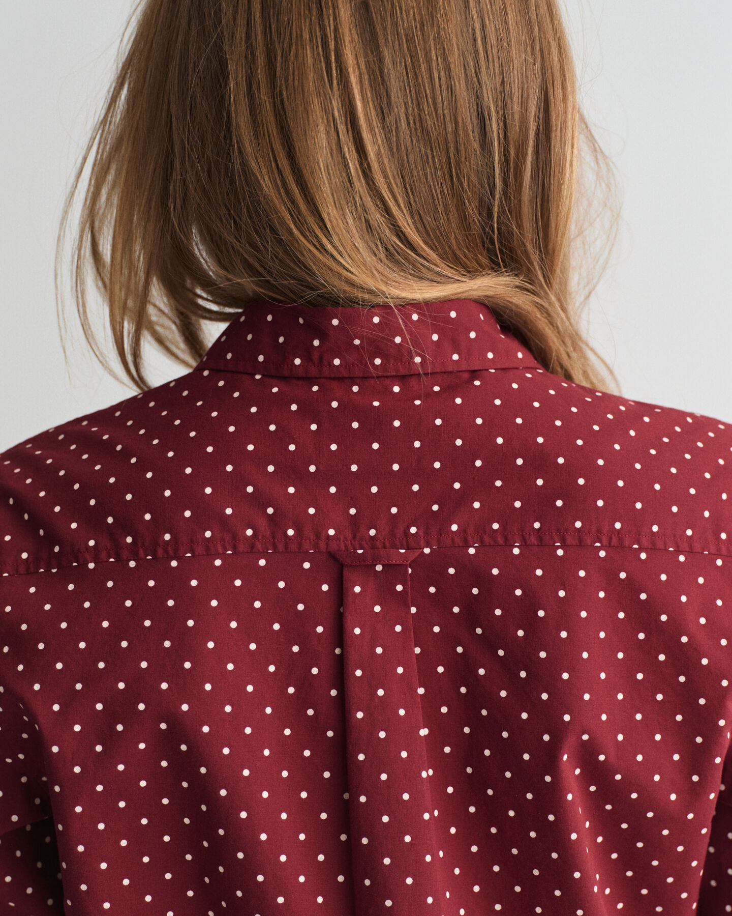 Regular&nbsp;fit ‑mitoitettu pilkullinen puuvillavoileepaita