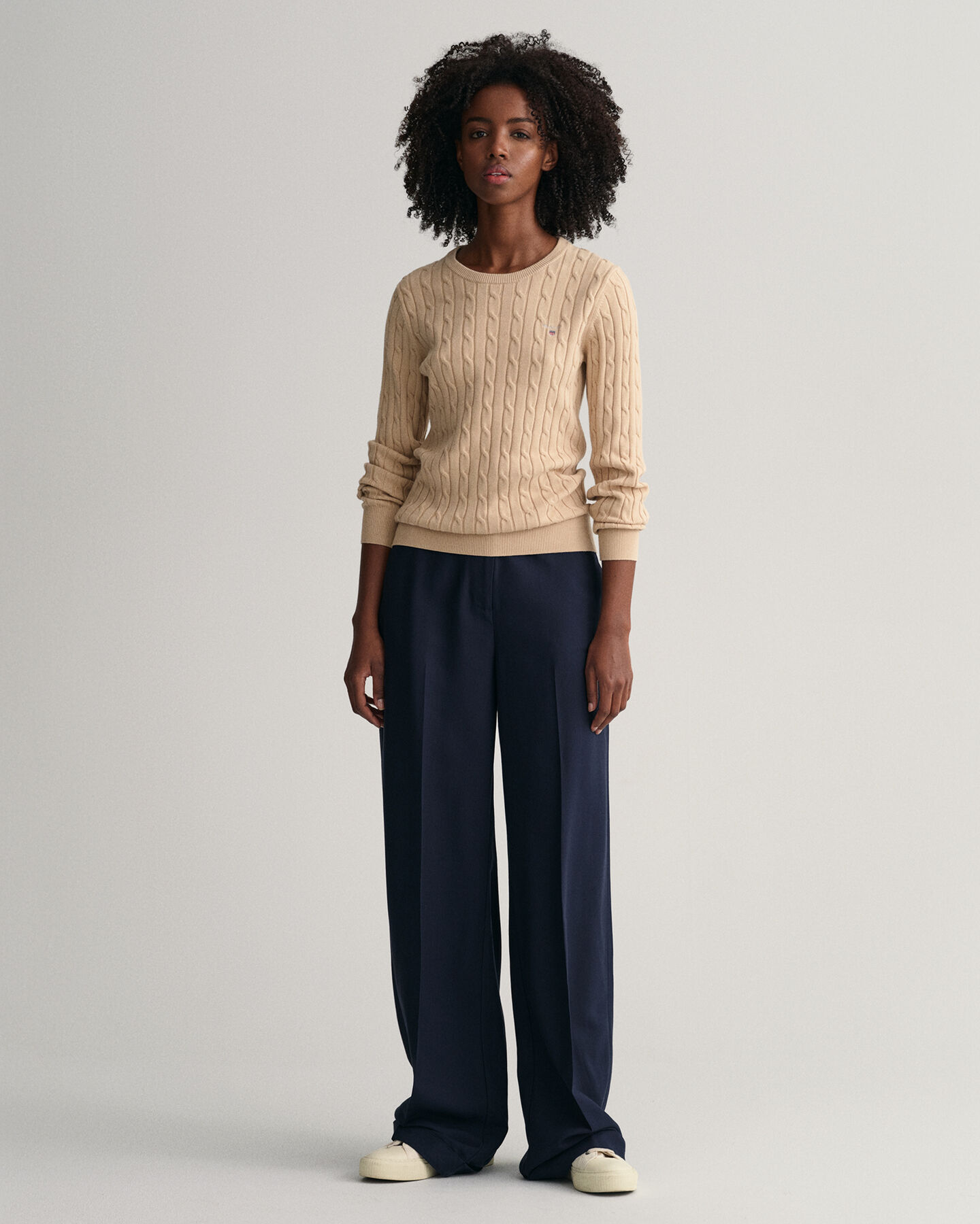 Joustopuuvillainen palmikkoneulepusero, jossa py&ouml;re&auml; p&auml;&auml;ntie