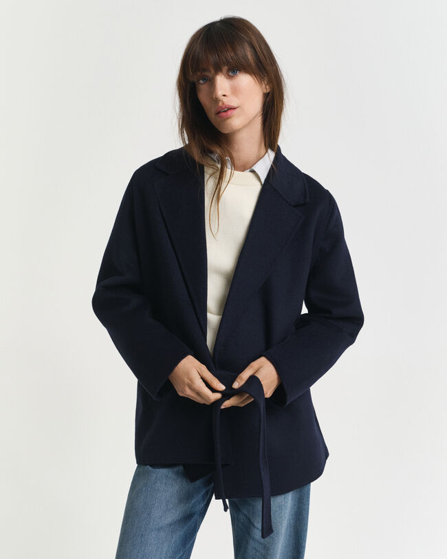 Käsin tikattu takki ja vyö