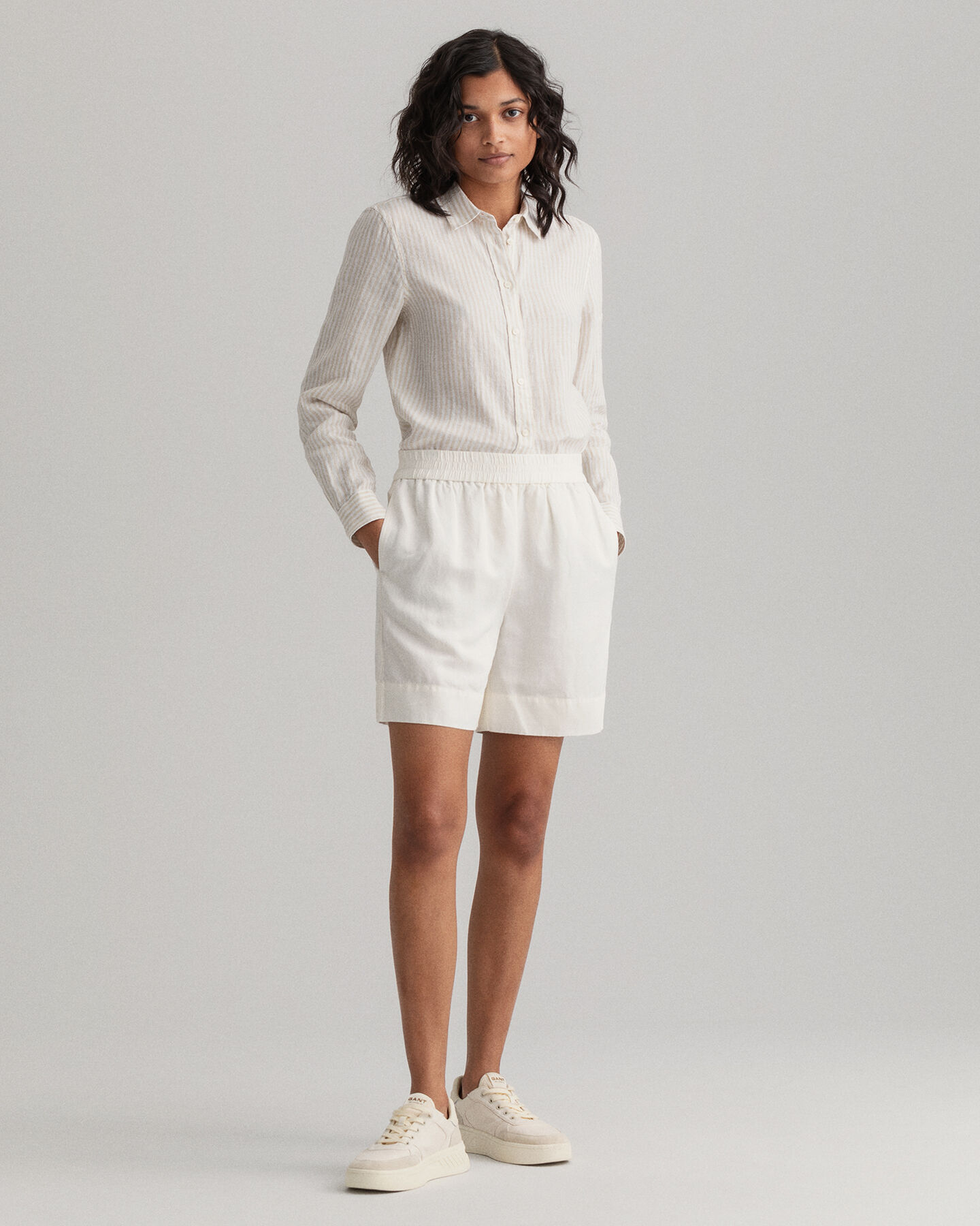 Huolettomat shortsit pellavasta ja viskoosista