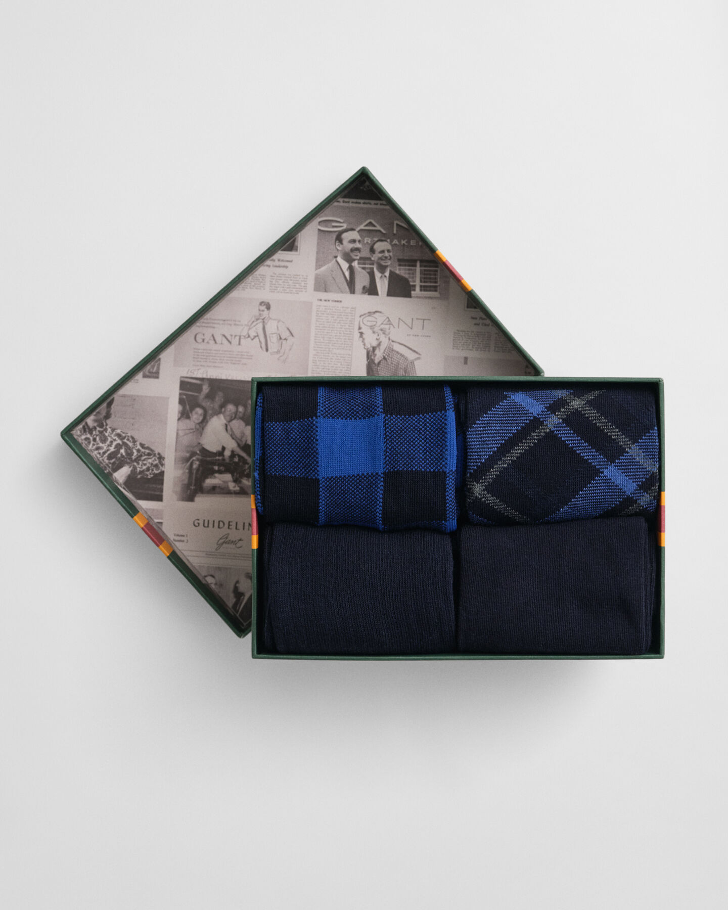 Ruudulliset ja yksiväriset sukat lahjapakkauksessa (4 paria)