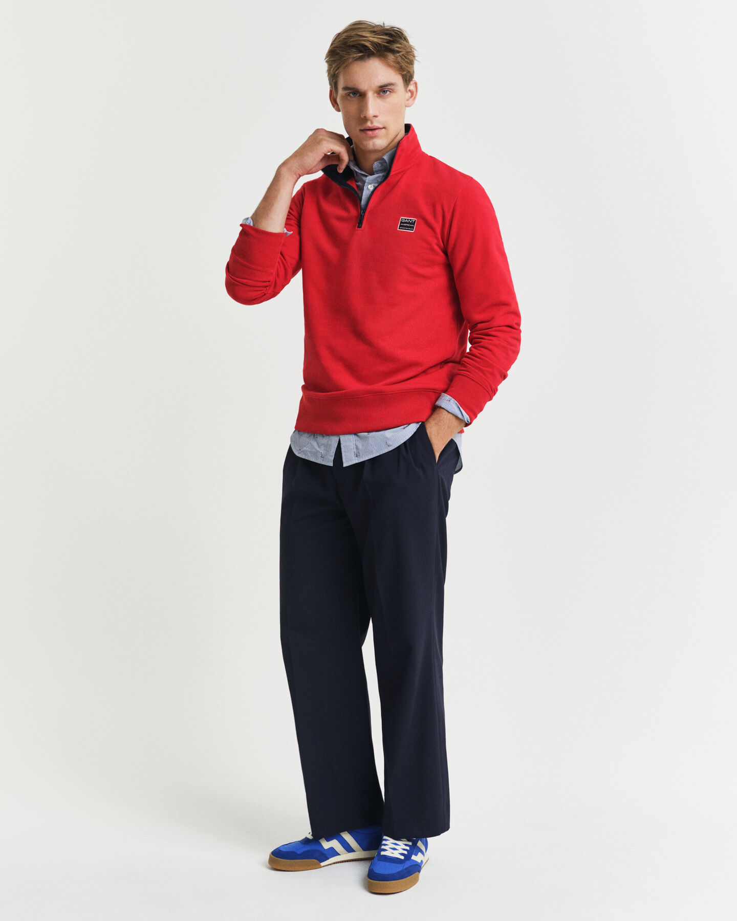 Kontrastivärinen collegepaita vetoketjukauluksella