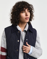 Vakosamettisomisteinen tikkiliivi