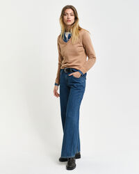 Hienostunut neulepusero, jossa v‑pääntie