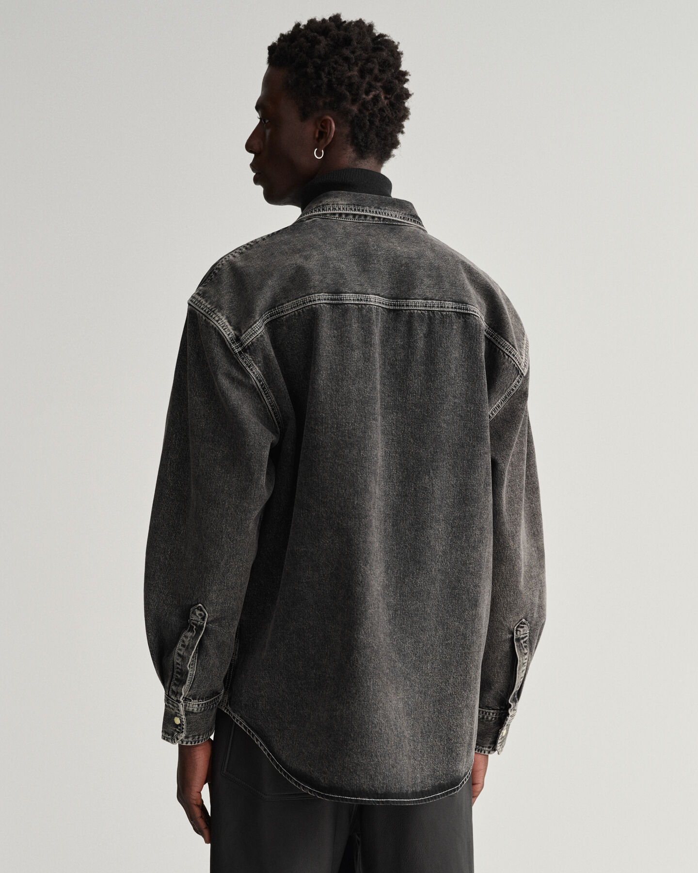 Oversized fit ‑mitoitettu pesuk&auml;sitelty farkkupaita