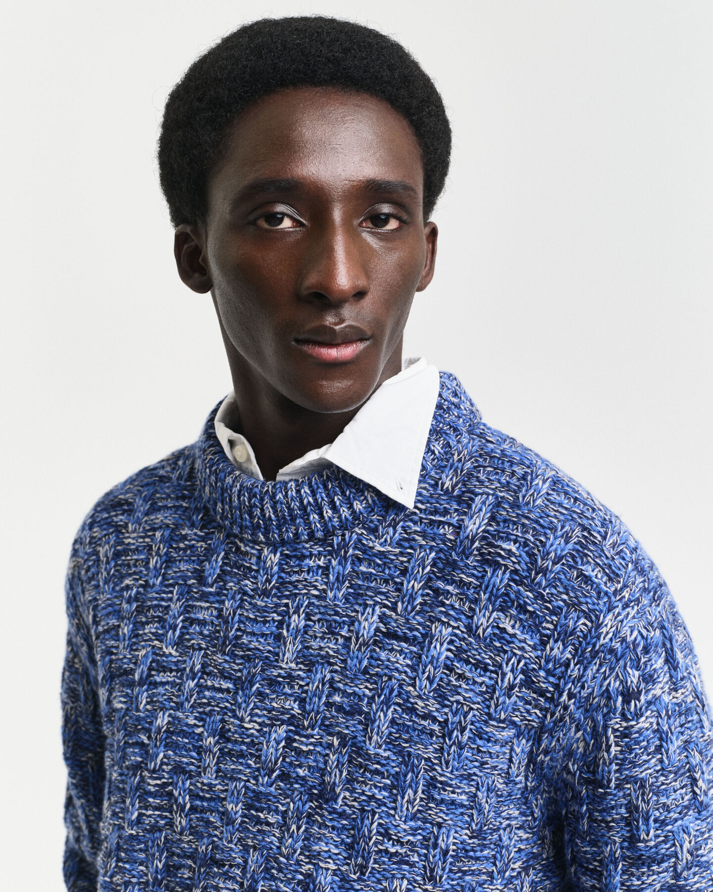 Kohopintainen villasekoiteneule, pyöreä pääntie