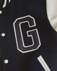 Varsity Jacket nahasta ja muista materiaaleista