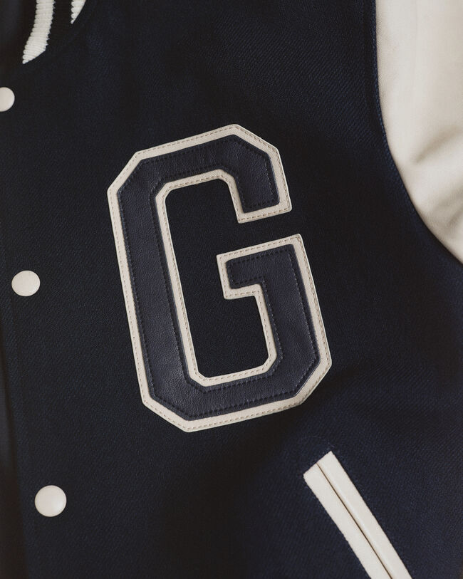 Varsity Jacket nahasta ja muista materiaaleista