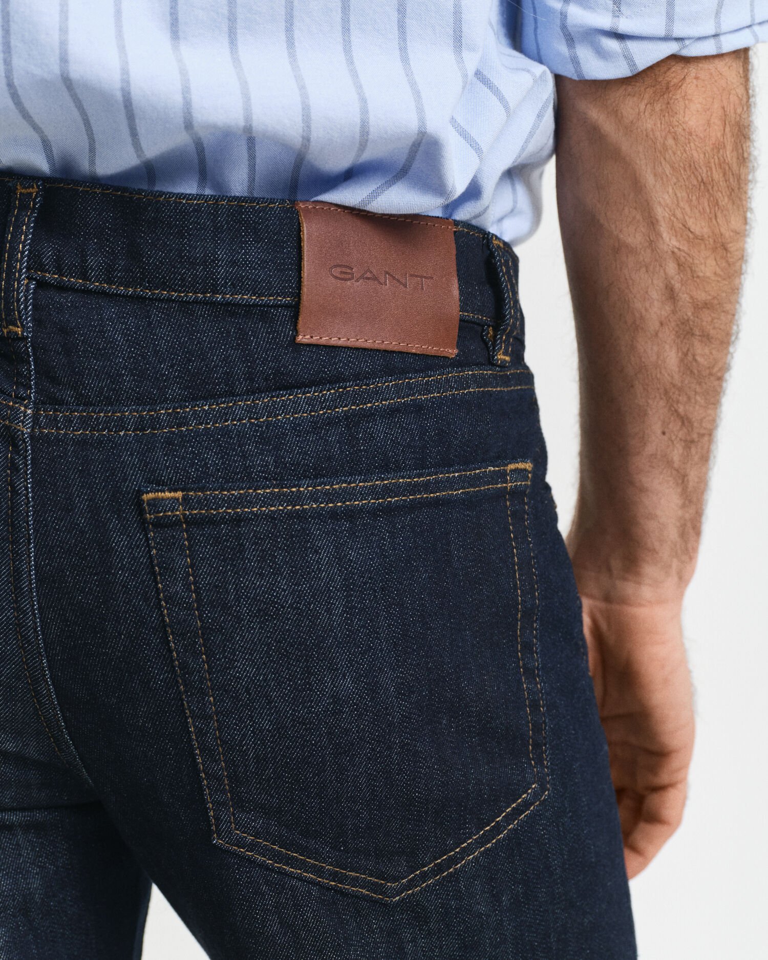 Regular fit ‑mitoitetut farkut