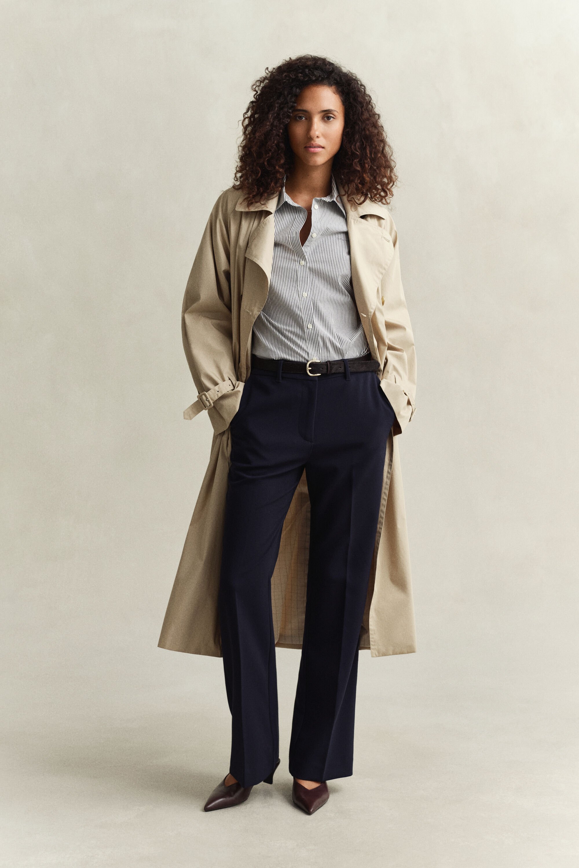 Alaspäin levenevät housut