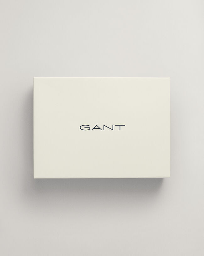 Shield-pipo ja -huivi lahjapakkauksessa