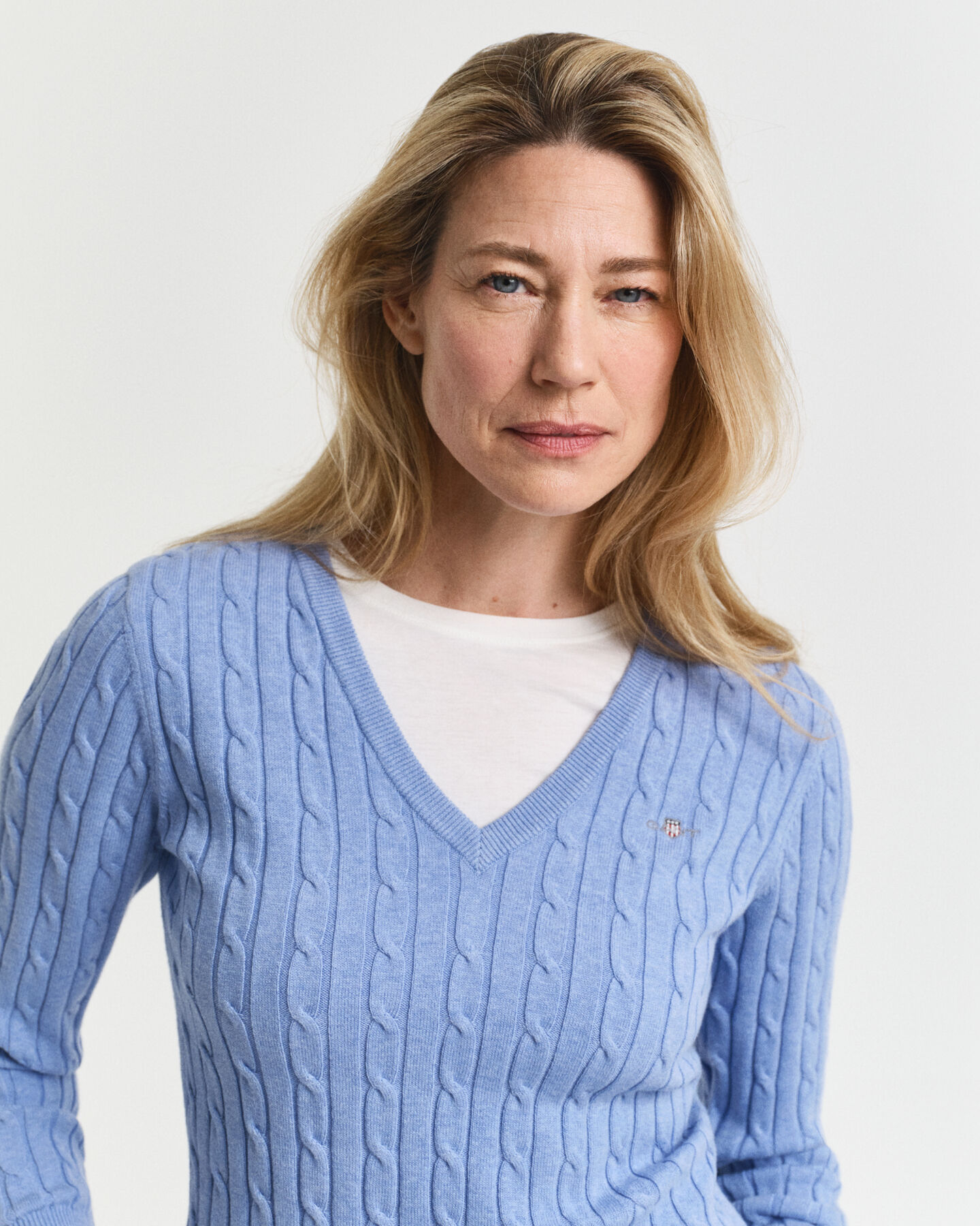 Joustava puuvillapalmikkoneule, jossa v‑pääntie