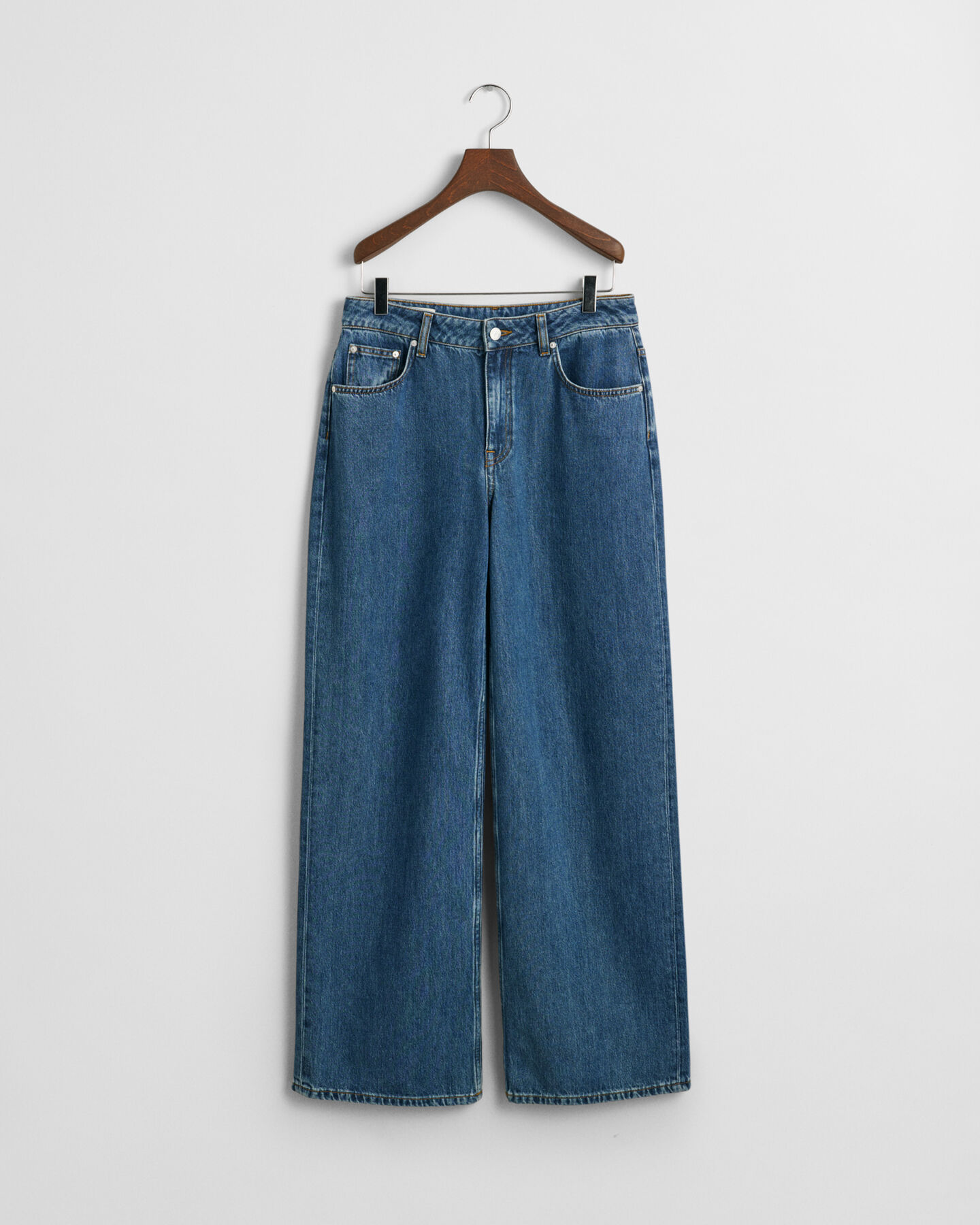 Relaxed fit ‑mitoitetut joustofarkut