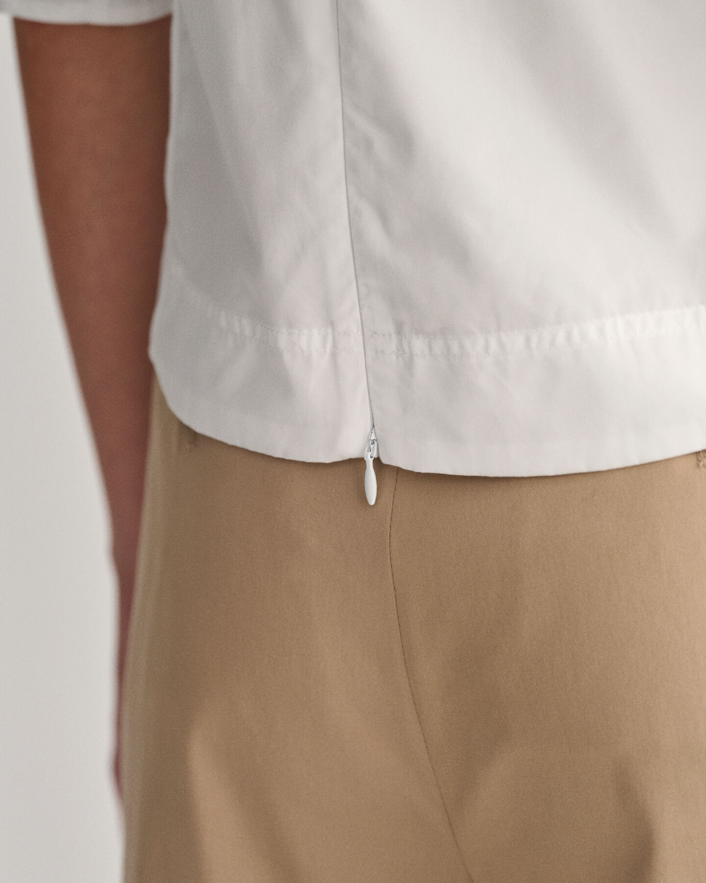 Puhvihihainen pusero, jossa v-pääntie