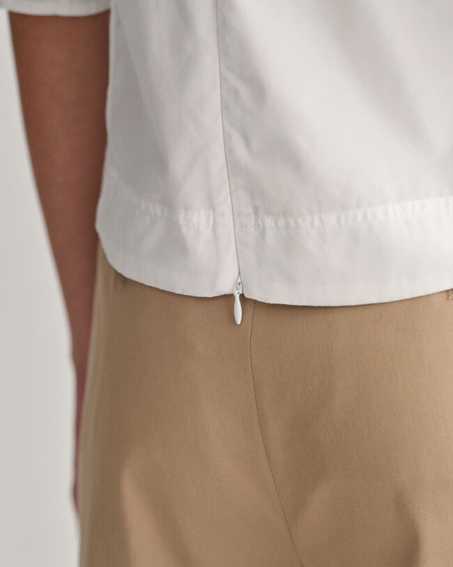 Puhvihihainen pusero, jossa v-pääntie