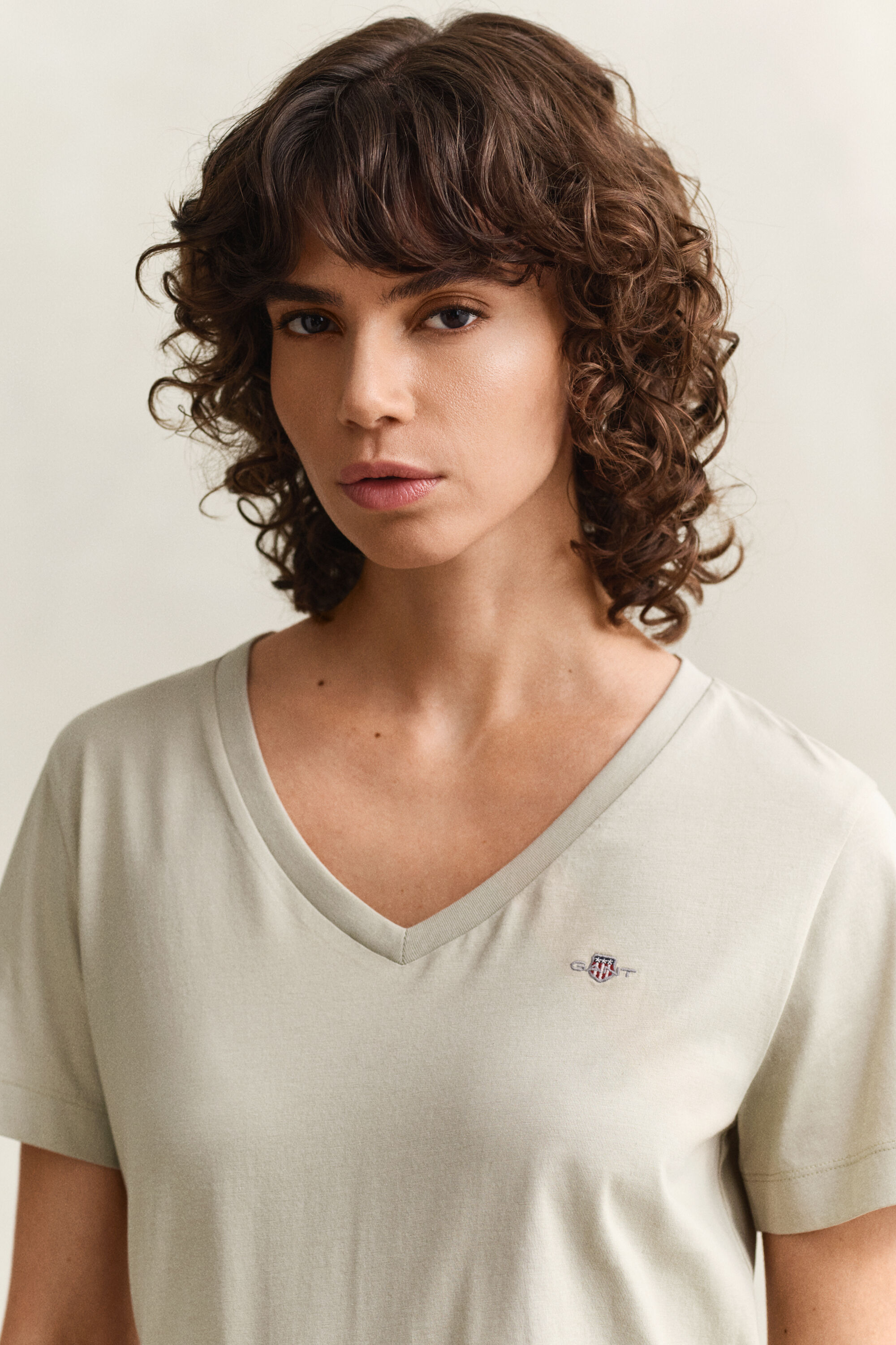 Shield-t‑paita, jossa v-pääntie