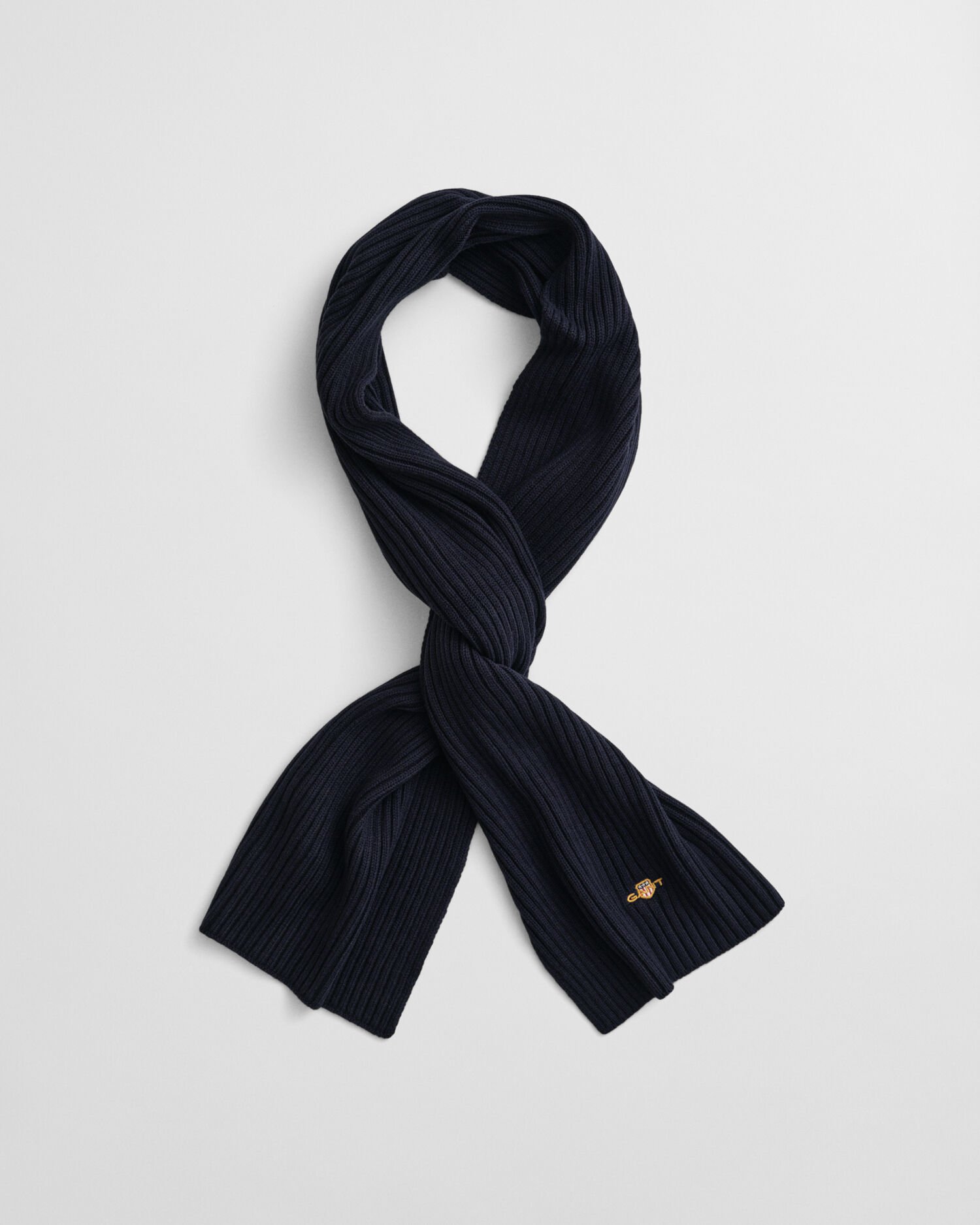 Shield-pipo ja -huivi lahjapakkauksessa