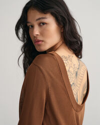 Avoselk&auml;inen neulemekko