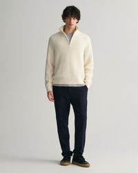 Textured-neulepusero, jossa vetoketju pääntiellä