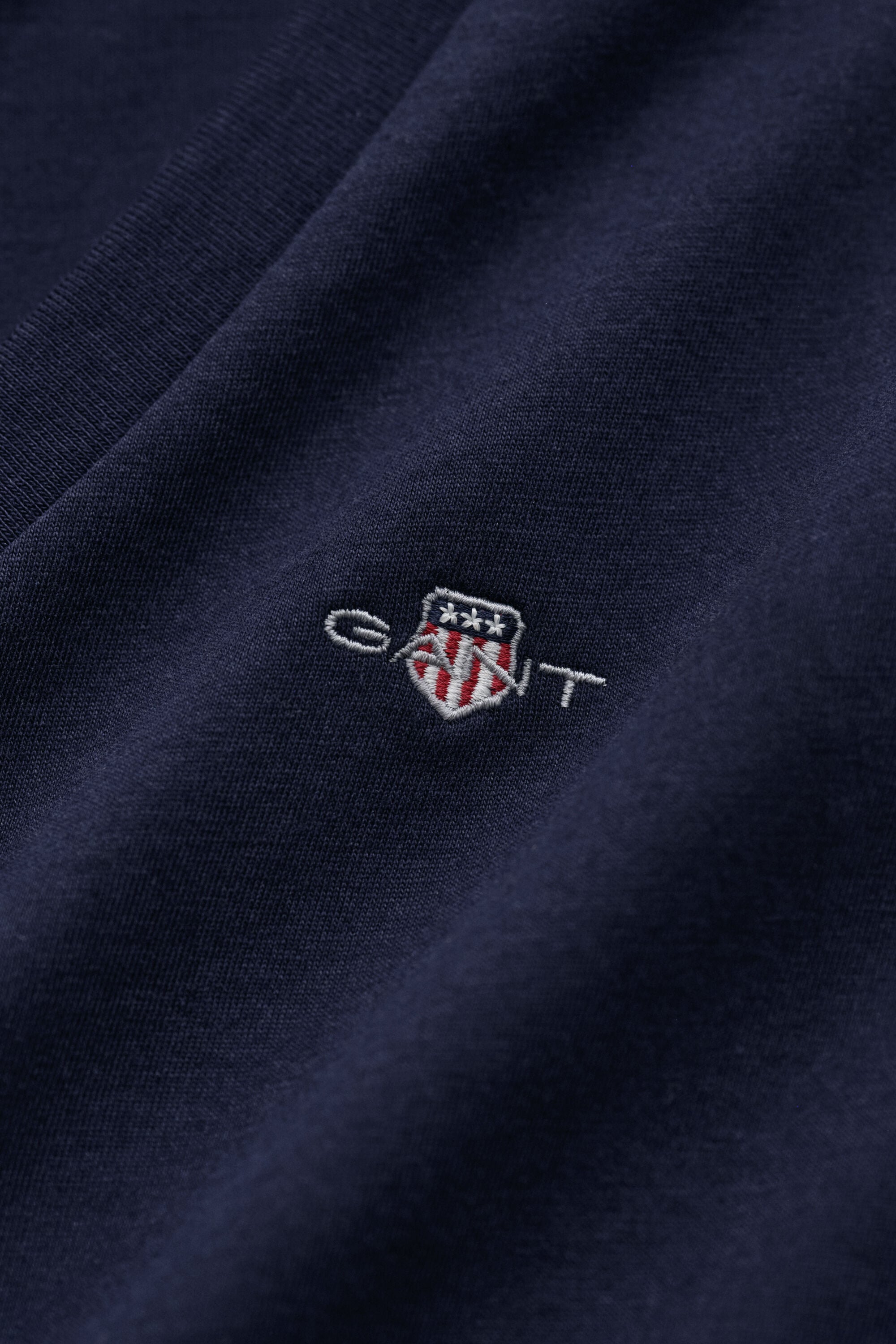 Shield-t‑paita, jossa v-pääntie