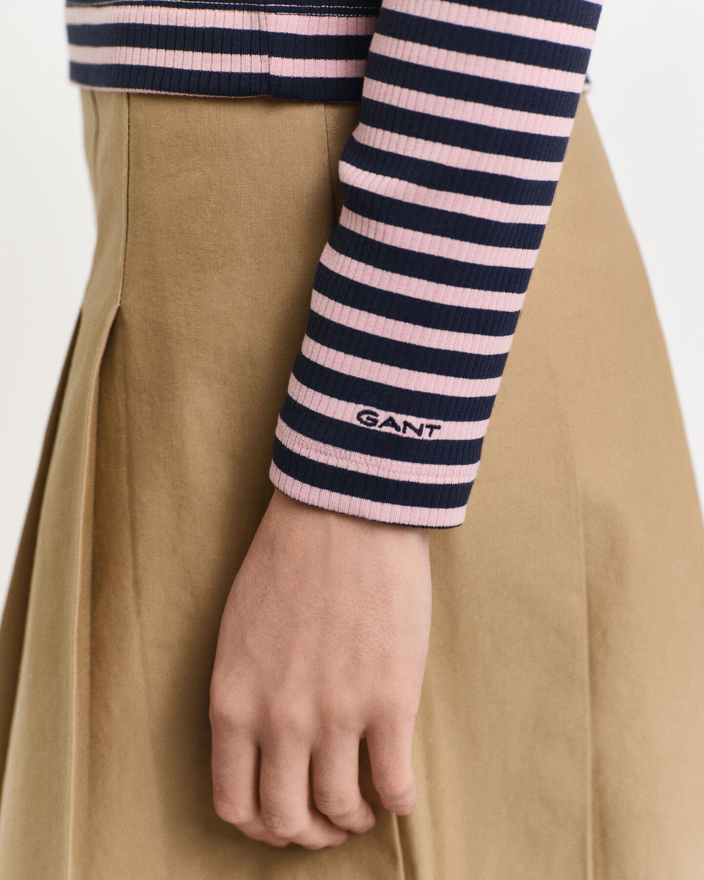 Pitk&auml;hihainen raidallinen joustinneulepoolo