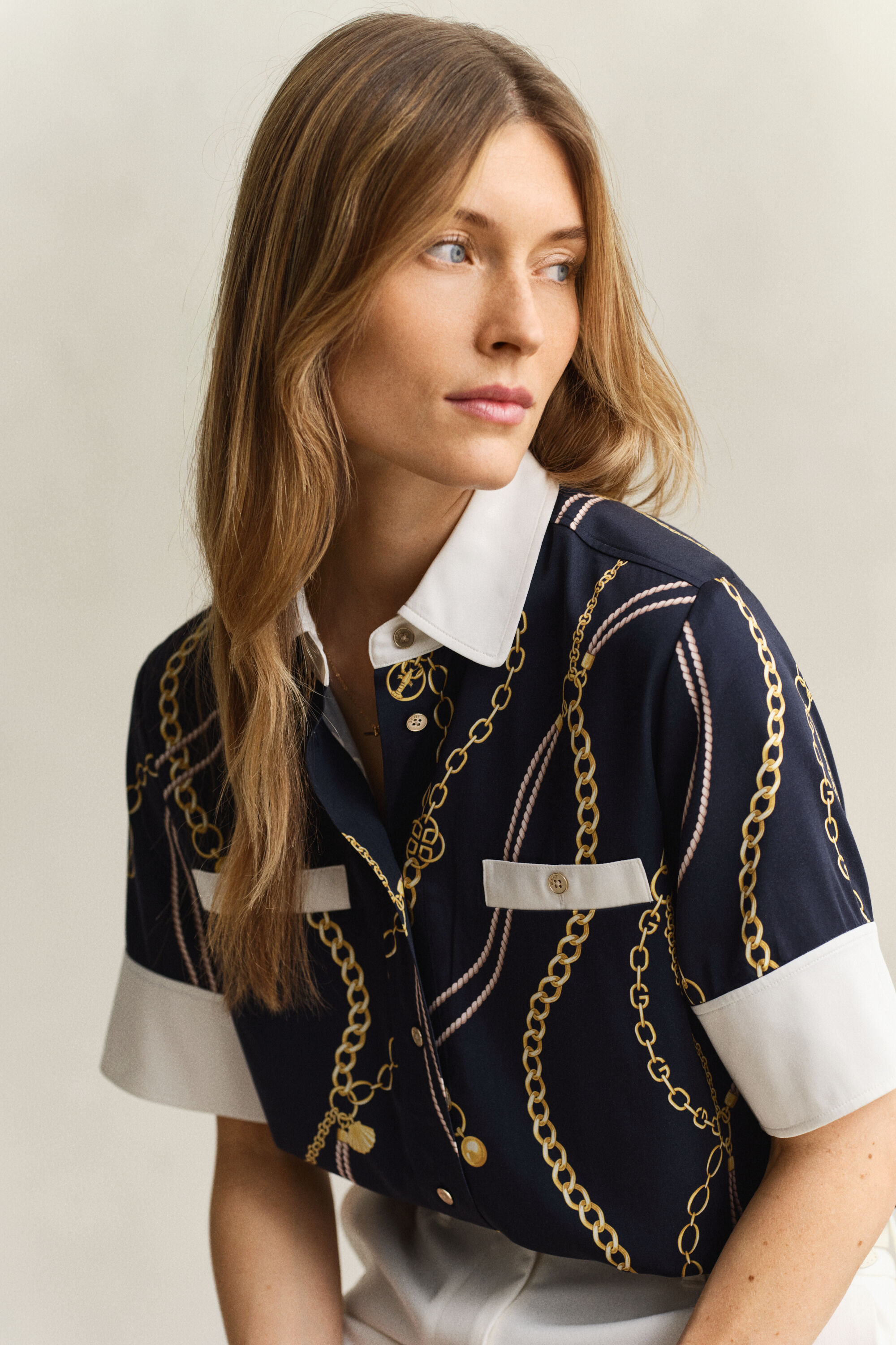 Kontrastivärinen pusero