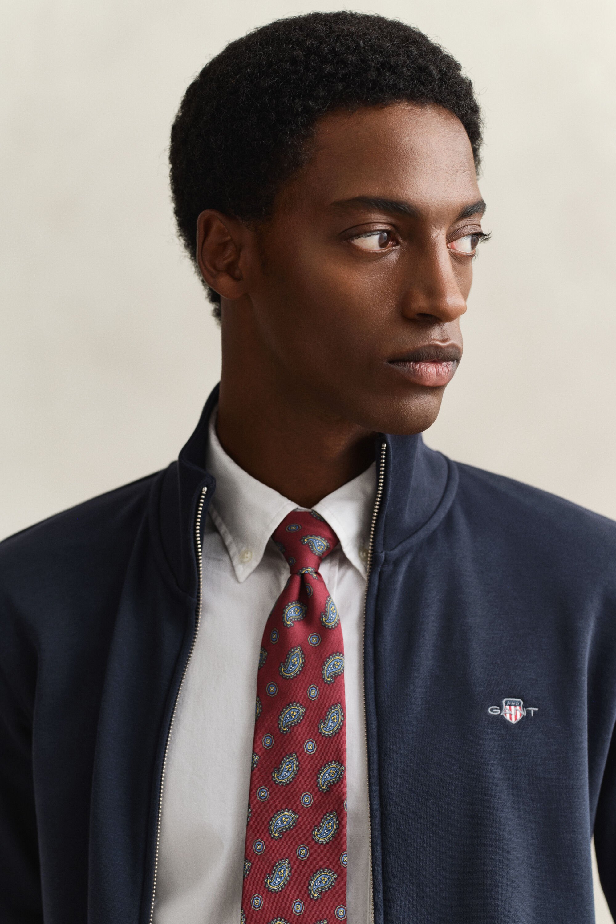 Vetoketjullinen Shield‑collegepaita