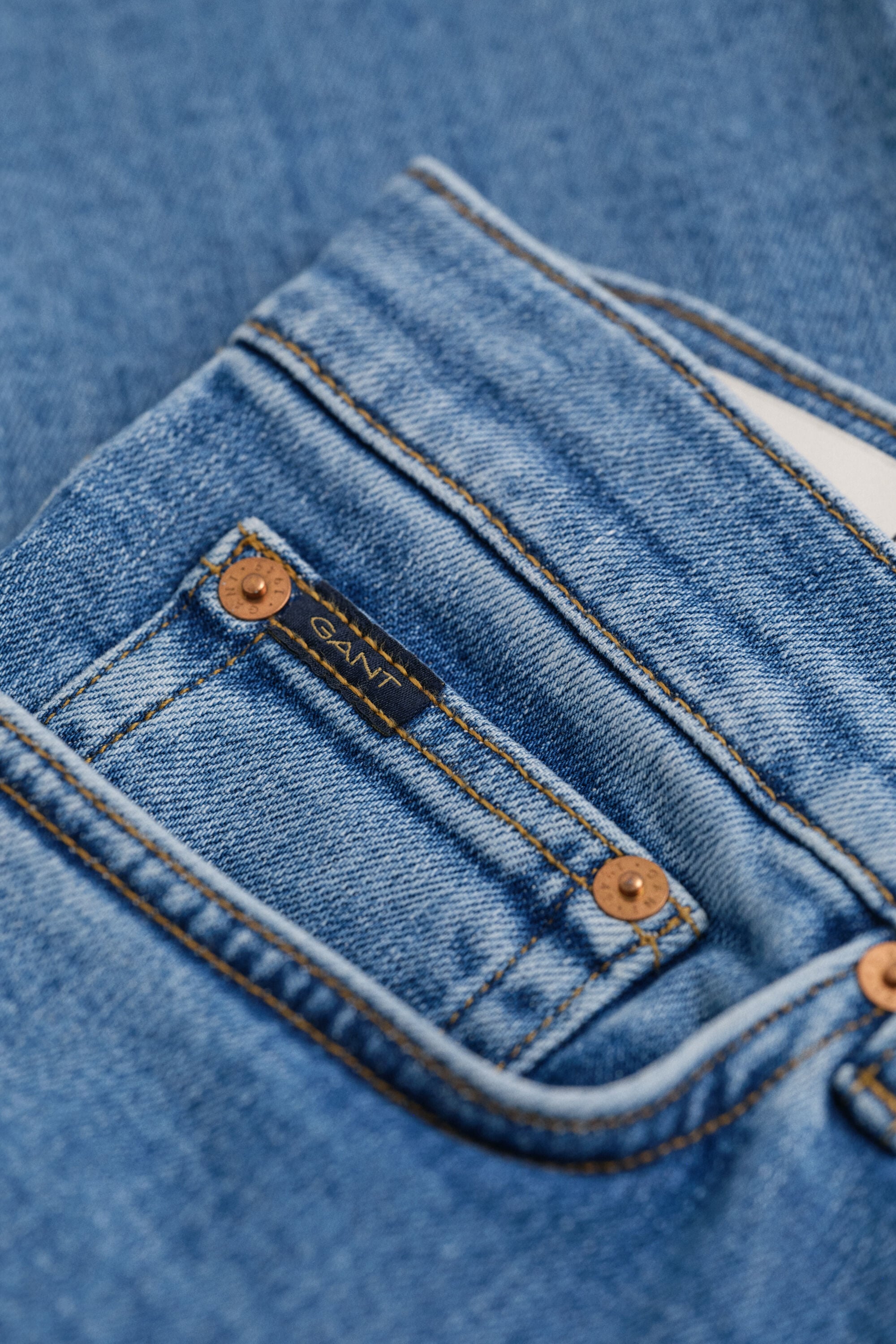 Slim fit ‑mitoitetut Clean Wash ‑farkut
