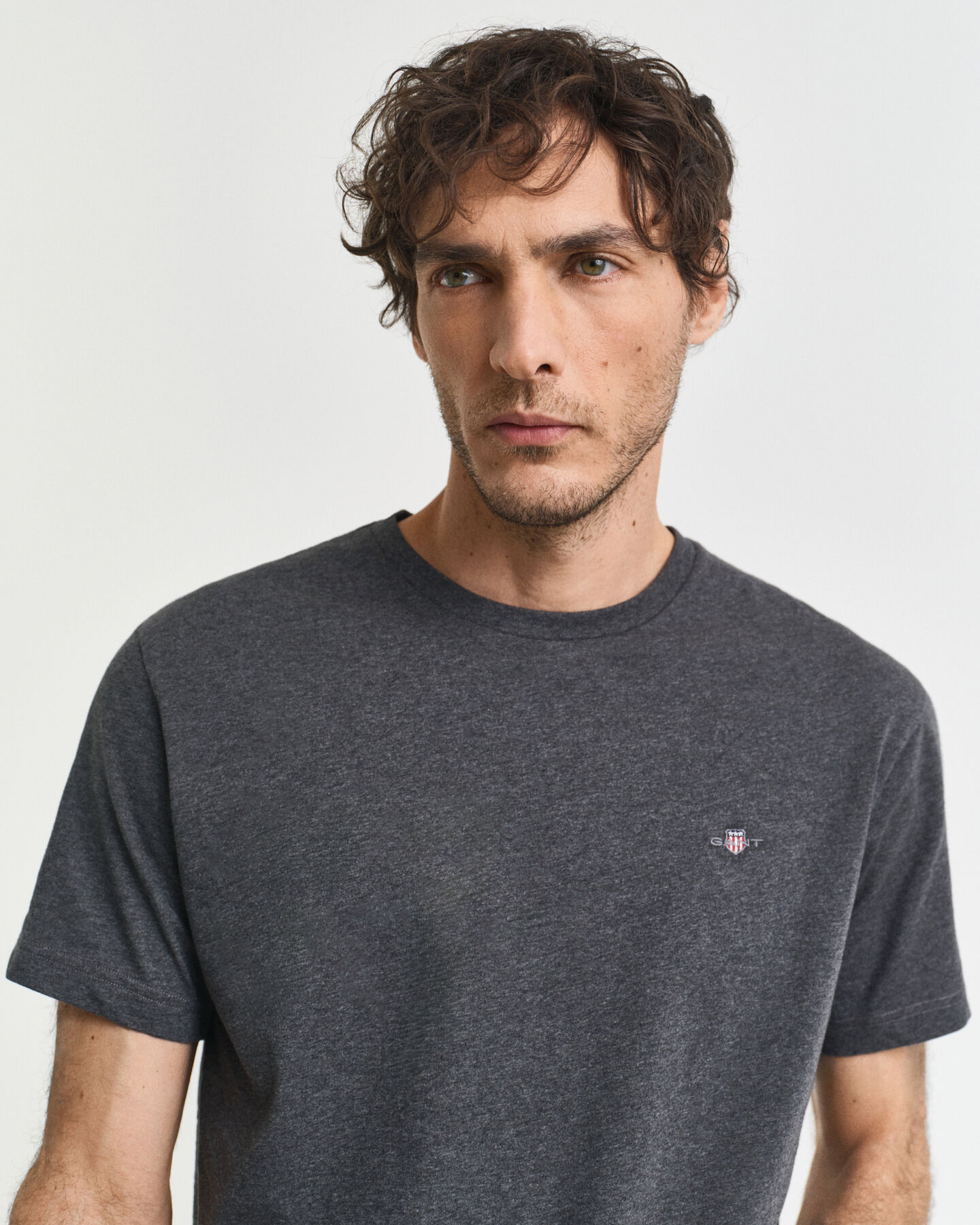 Regular fit ‑mitoitettu Shield-t‑paita