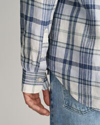 Regular&nbsp;fit ‑mitoitettu madrasruutuinen pellavapaita